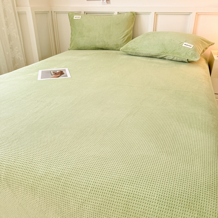 91家纺网 家纺一手货源 找家纺 眠博士 2025新款A类华夫格剪花牛奶绒床单多功能盖毯 剪花床单-苹果绿