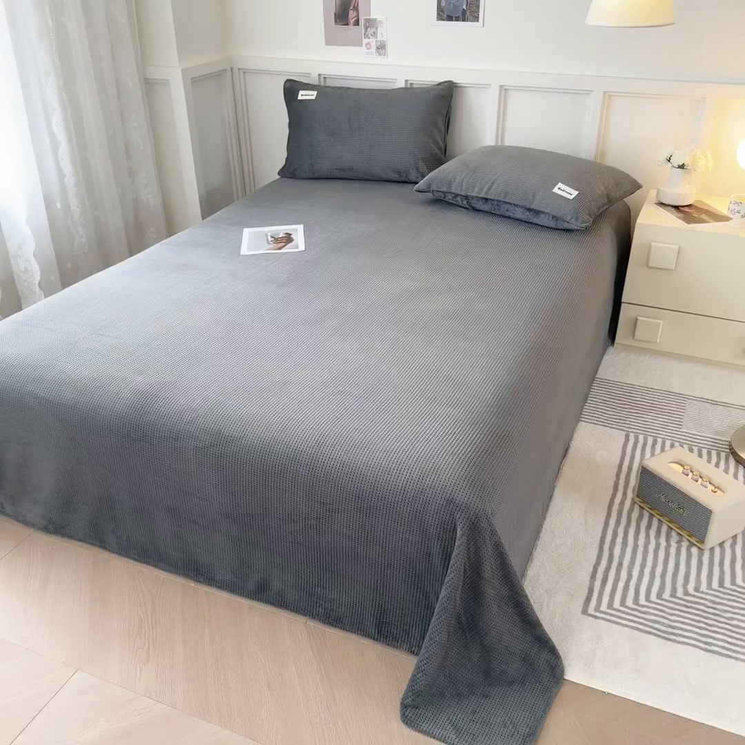 91家纺网 家纺一手货源 找家纺 眠博士 2025新款A类华夫格剪花牛奶绒床单多功能盖毯 剪花床单-深灰