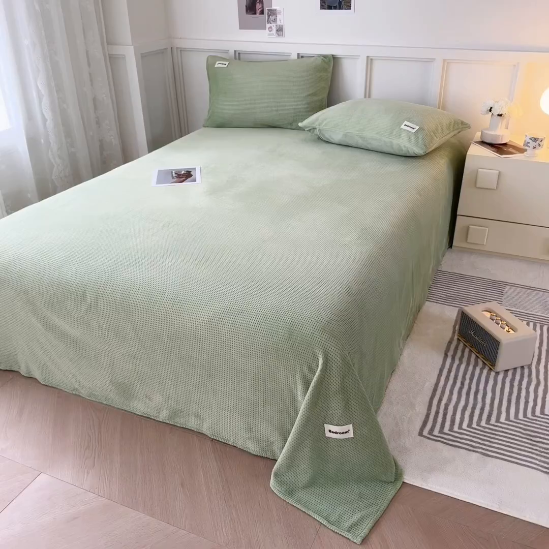 91家纺网 家纺一手货源 找家纺 眠博士 2025新款A类华夫格剪花牛奶绒床单多功能盖毯 剪花床单-苹果绿