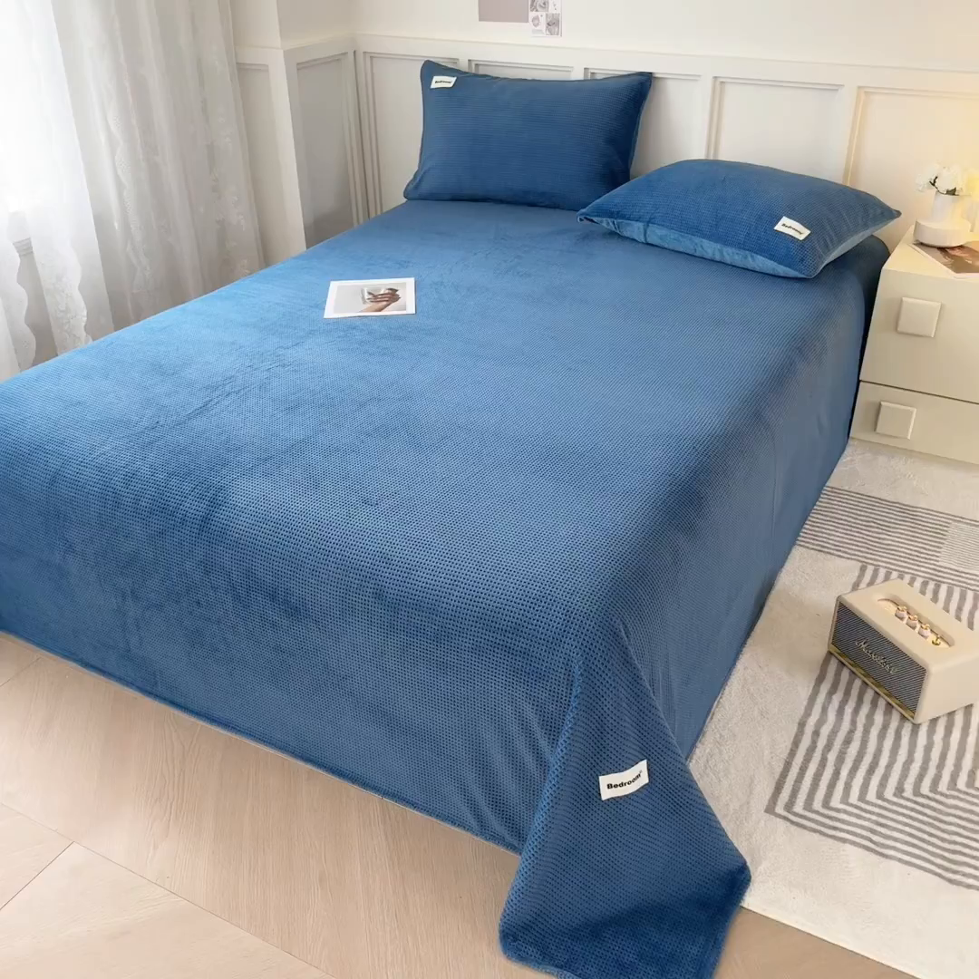 91家纺网 家纺一手货源 找家纺 眠博士 2025新款A类华夫格剪花牛奶绒床单多功能盖毯 剪花床单-靛青