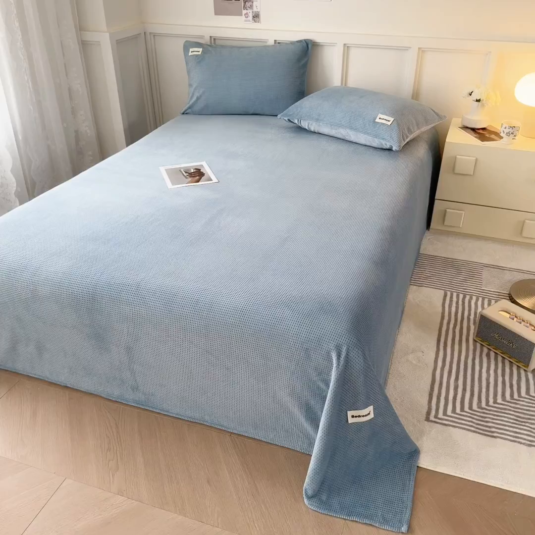 91家纺网 家纺一手货源 找家纺 眠博士 2025新款A类华夫格剪花牛奶绒床单多功能盖毯 剪花床单-雾霾蓝