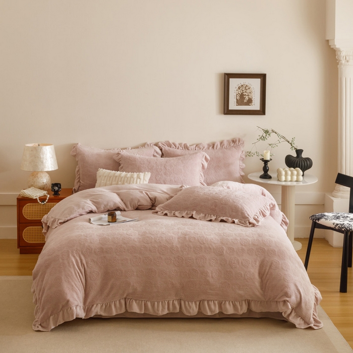 91家纺网 家纺一手货源 找家纺 （总）忆生活家纺 2025秋冬韩版公主风雕花牛奶绒四件套-小香茶花系列