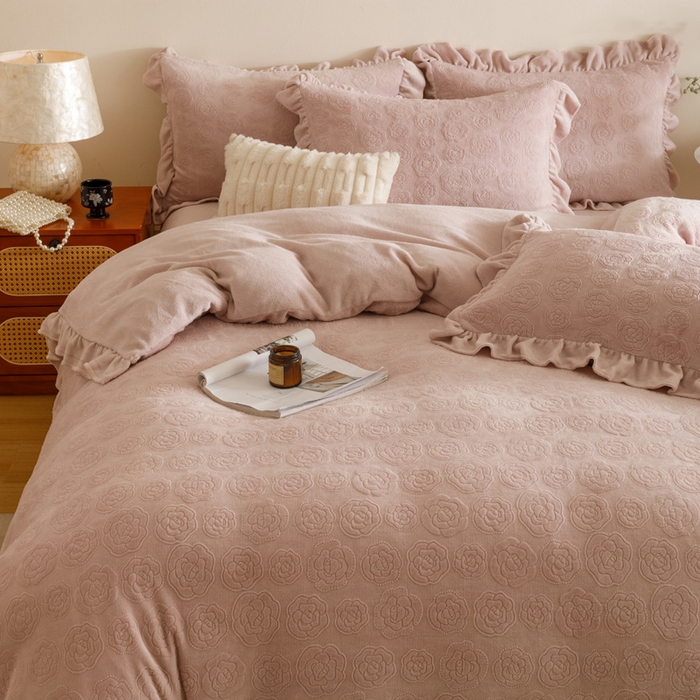 91家纺网 家纺一手货源 找家纺 （总）忆生活家纺 2025秋冬韩版公主风雕花牛奶绒四件套-小香茶花系列