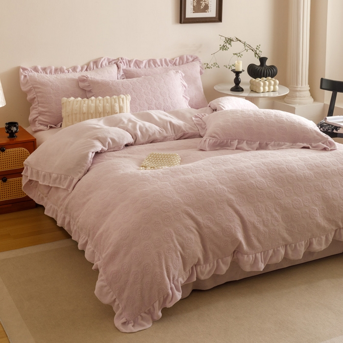 91家纺网 家纺一手货源 找家纺 忆生活家纺 2025秋冬韩版公主风雕花牛奶绒四件套-小香茶花系列 小香茶花-帛紫