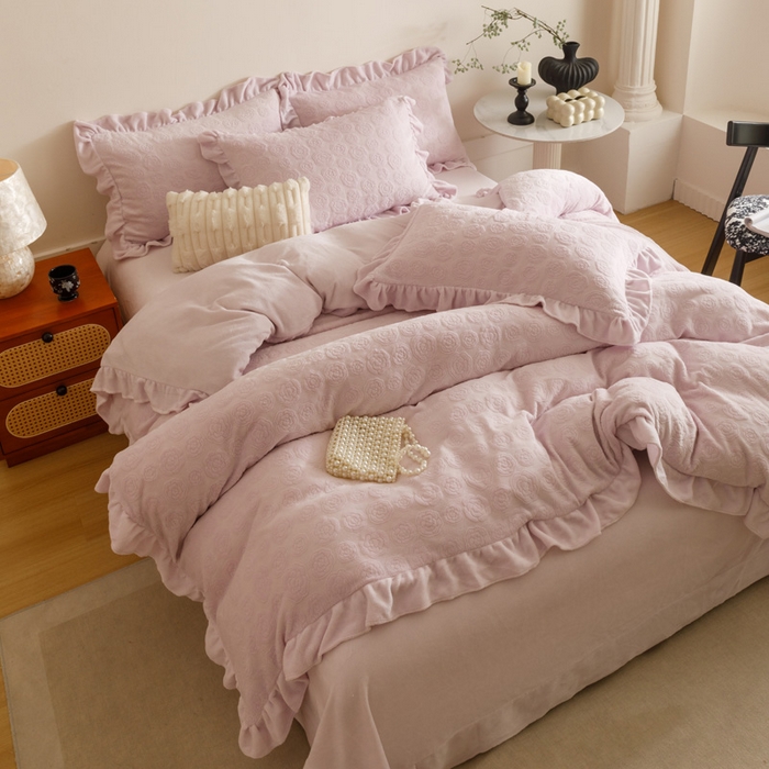 91家纺网 家纺一手货源 找家纺 忆生活家纺 2025秋冬韩版公主风雕花牛奶绒四件套-小香茶花系列 小香茶花-帛紫