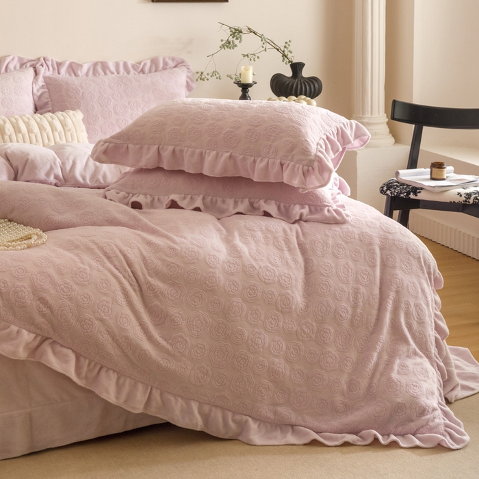 91家纺网 家纺一手货源 找家纺 忆生活家纺 2025秋冬韩版公主风雕花牛奶绒四件套-小香茶花系列 小香茶花-帛紫