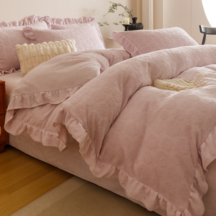 91家纺网 家纺一手货源 找家纺 忆生活家纺 2025秋冬韩版公主风雕花牛奶绒四件套-小香茶花系列 小香茶花-帛紫