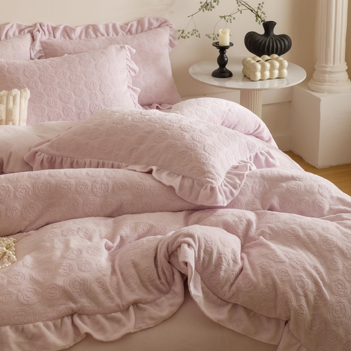 91家纺网 家纺一手货源 找家纺 忆生活家纺 2025秋冬韩版公主风雕花牛奶绒四件套-小香茶花系列 小香茶花-帛紫