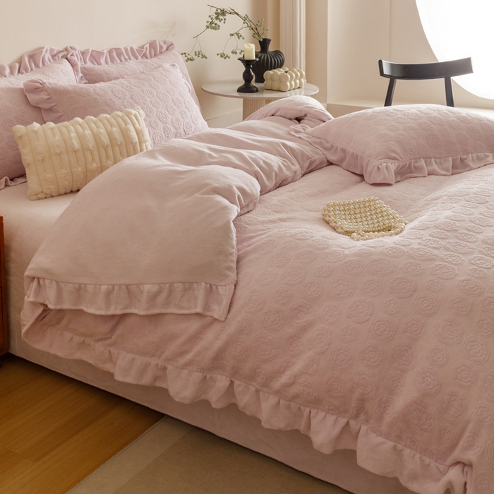 91家纺网 家纺一手货源 找家纺 忆生活家纺 2025秋冬韩版公主风雕花牛奶绒四件套-小香茶花系列 小香茶花-帛紫