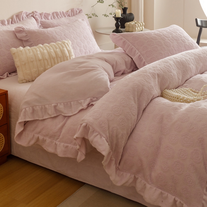 91家纺网 家纺一手货源 找家纺 忆生活家纺 2025秋冬韩版公主风雕花牛奶绒四件套-小香茶花系列 小香茶花-帛紫