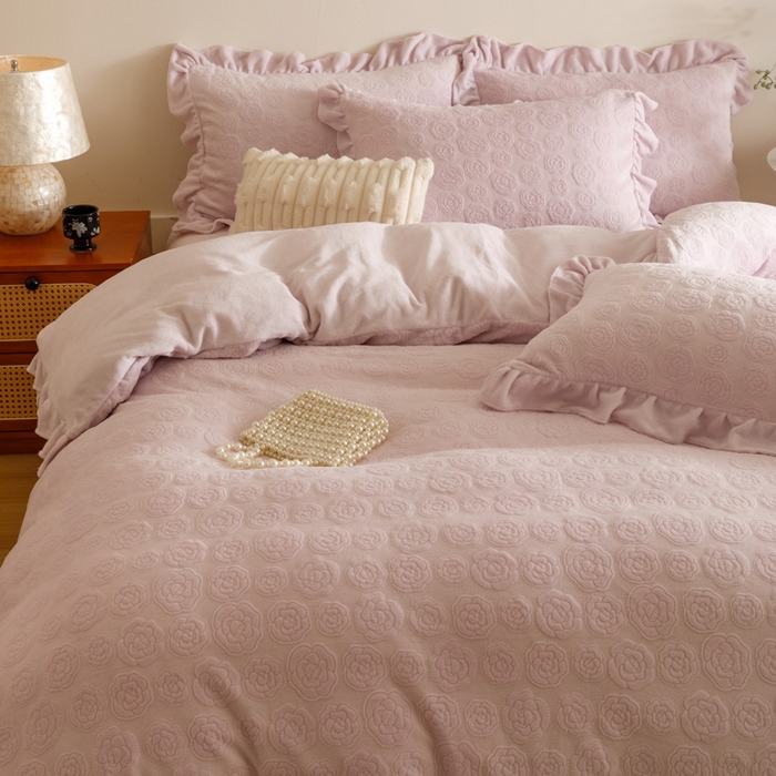 91家纺网 家纺一手货源 找家纺 忆生活家纺 2025秋冬韩版公主风雕花牛奶绒四件套-小香茶花系列 小香茶花-帛紫