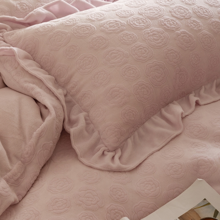 91家纺网 家纺一手货源 找家纺 忆生活家纺 2025秋冬韩版公主风雕花牛奶绒四件套-小香茶花系列 小香茶花-帛紫