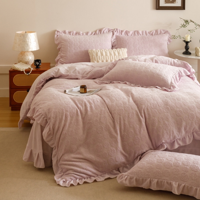 91家纺网 家纺一手货源 找家纺 忆生活家纺 2025秋冬韩版公主风雕花牛奶绒四件套-小香茶花系列 小香茶花-帛紫