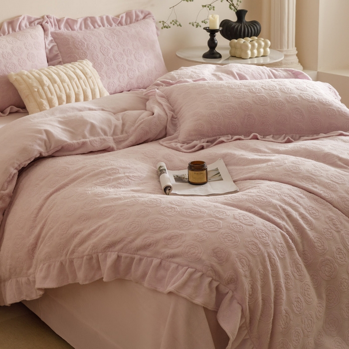 91家纺网 家纺一手货源 找家纺 忆生活家纺 2025秋冬韩版公主风雕花牛奶绒四件套-小香茶花系列 小香茶花-帛紫