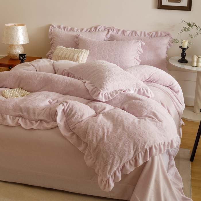 91家纺网 家纺一手货源 找家纺 忆生活家纺 2025秋冬韩版公主风雕花牛奶绒四件套-小香茶花系列 小香茶花-帛紫