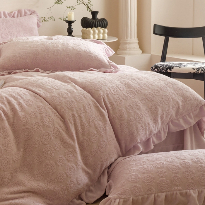 91家纺网 家纺一手货源 找家纺 忆生活家纺 2025秋冬韩版公主风雕花牛奶绒四件套-小香茶花系列 小香茶花-帛紫