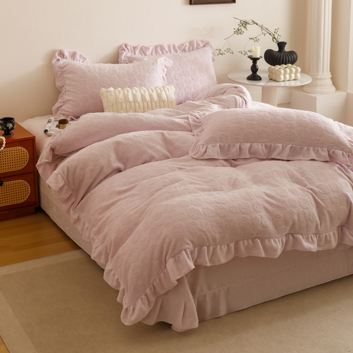 91家纺网 家纺一手货源 找家纺 忆生活家纺 2025秋冬韩版公主风雕花牛奶绒四件套-小香茶花系列 小香茶花-帛紫