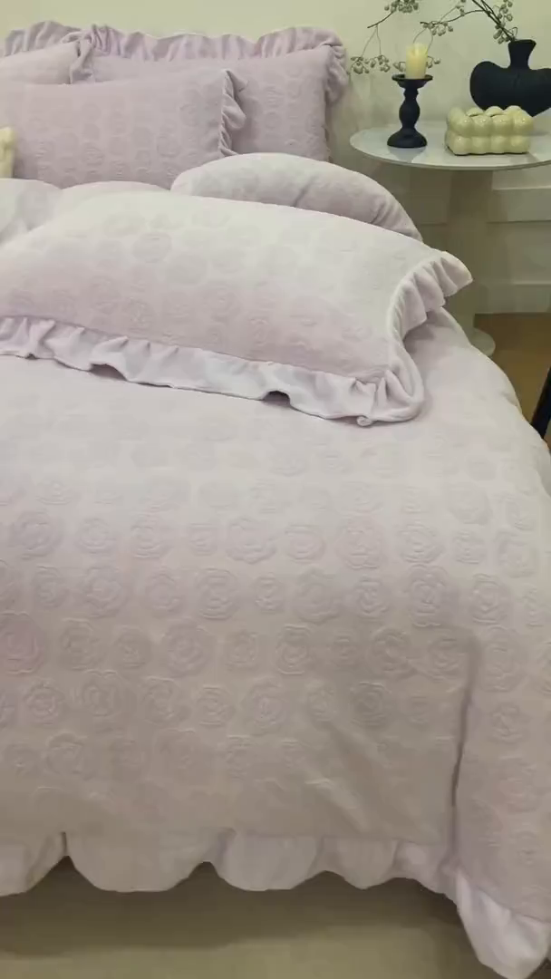 91家纺网 家纺一手货源 找家纺 忆生活家纺 2025秋冬韩版公主风雕花牛奶绒四件套-小香茶花系列 小香茶花-帛紫