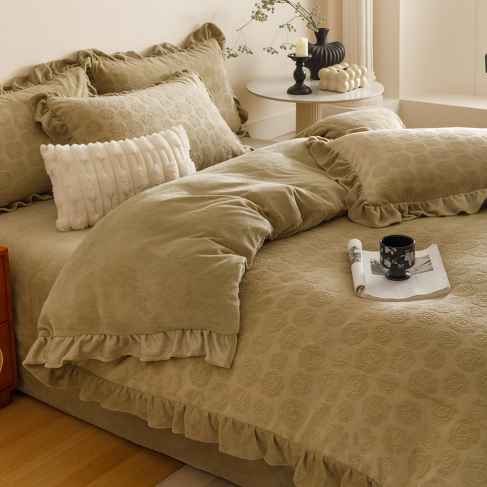 91家纺网 家纺一手货源 找家纺 忆生活家纺 2025秋冬韩版公主风雕花牛奶绒四件套-小香茶花系列 小香茶花-秋绿