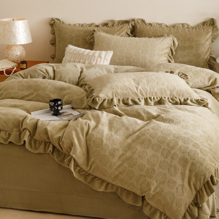 91家纺网 家纺一手货源 找家纺 忆生活家纺 2025秋冬韩版公主风雕花牛奶绒四件套-小香茶花系列 小香茶花-秋绿