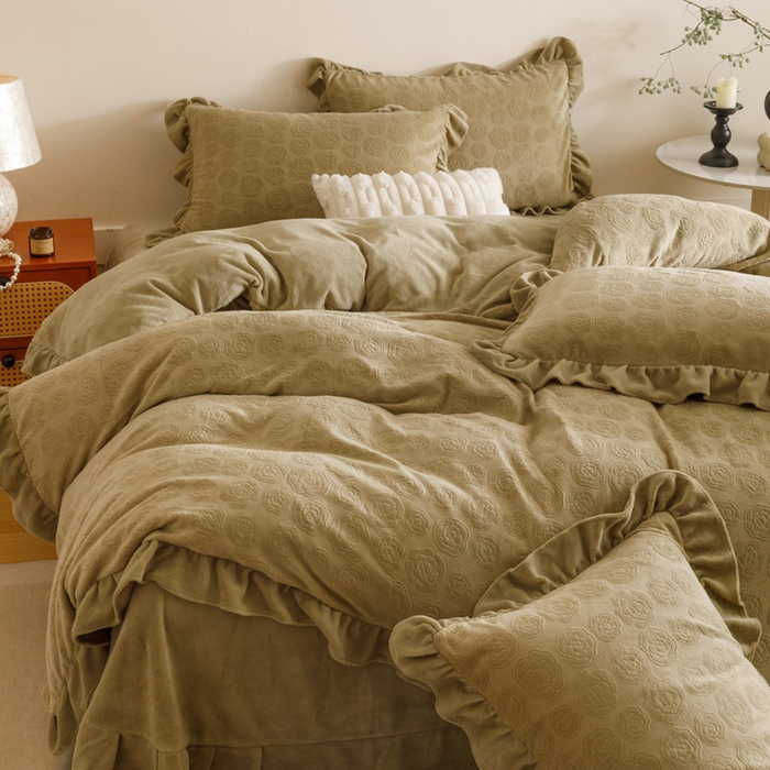 91家纺网 家纺一手货源 找家纺 忆生活家纺 2025秋冬韩版公主风雕花牛奶绒四件套-小香茶花系列 小香茶花-秋绿