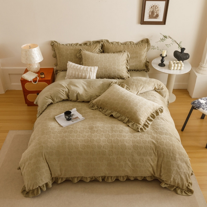 91家纺网 家纺一手货源 找家纺 忆生活家纺 2025秋冬韩版公主风雕花牛奶绒四件套-小香茶花系列 小香茶花-秋绿