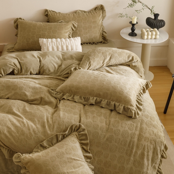 91家纺网 家纺一手货源 找家纺 忆生活家纺 2025秋冬韩版公主风雕花牛奶绒四件套-小香茶花系列 小香茶花-秋绿