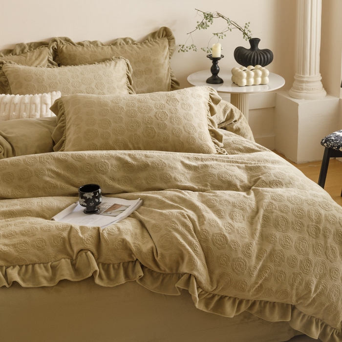 91家纺网 家纺一手货源 找家纺 忆生活家纺 2025秋冬韩版公主风雕花牛奶绒四件套-小香茶花系列 小香茶花-秋绿