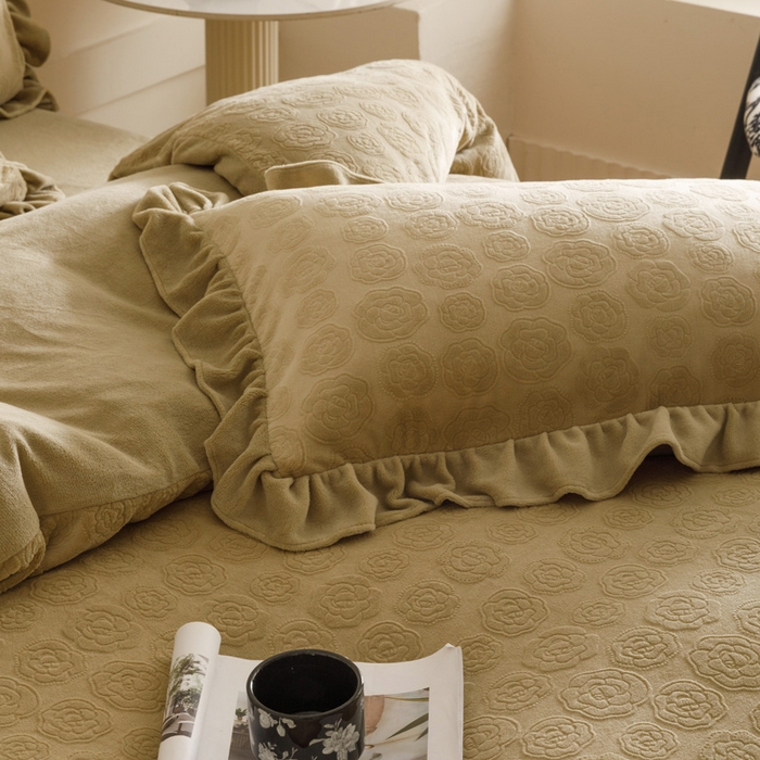 91家纺网 家纺一手货源 找家纺 忆生活家纺 2025秋冬韩版公主风雕花牛奶绒四件套-小香茶花系列 小香茶花-秋绿