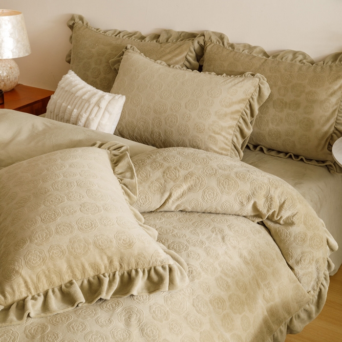 91家纺网 家纺一手货源 找家纺 忆生活家纺 2025秋冬韩版公主风雕花牛奶绒四件套-小香茶花系列 小香茶花-秋绿