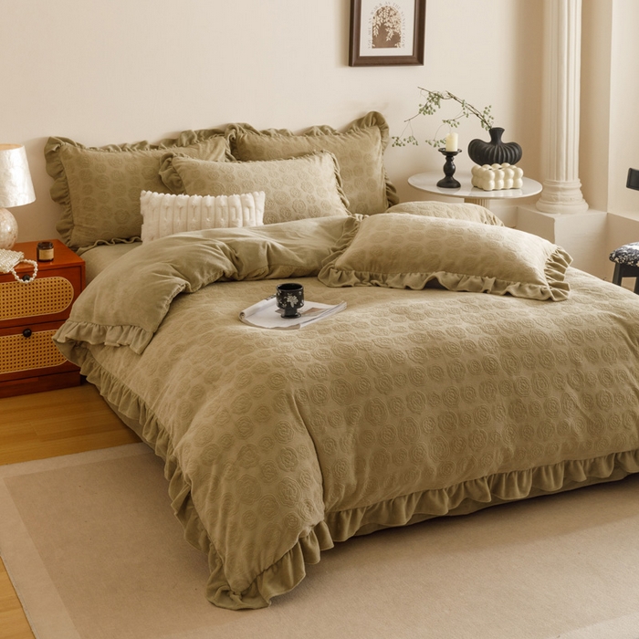 91家纺网 家纺一手货源 找家纺 忆生活家纺 2025秋冬韩版公主风雕花牛奶绒四件套-小香茶花系列 小香茶花-秋绿