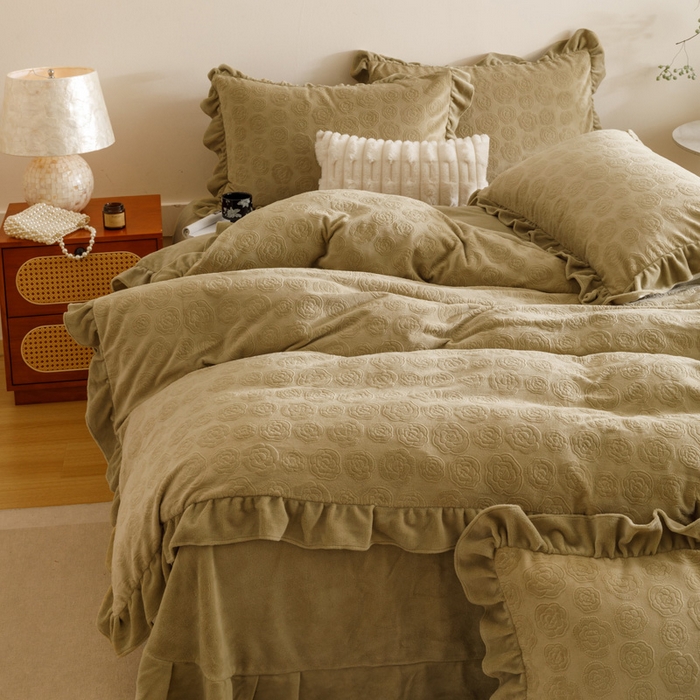 91家纺网 家纺一手货源 找家纺 忆生活家纺 2025秋冬韩版公主风雕花牛奶绒四件套-小香茶花系列 小香茶花-秋绿