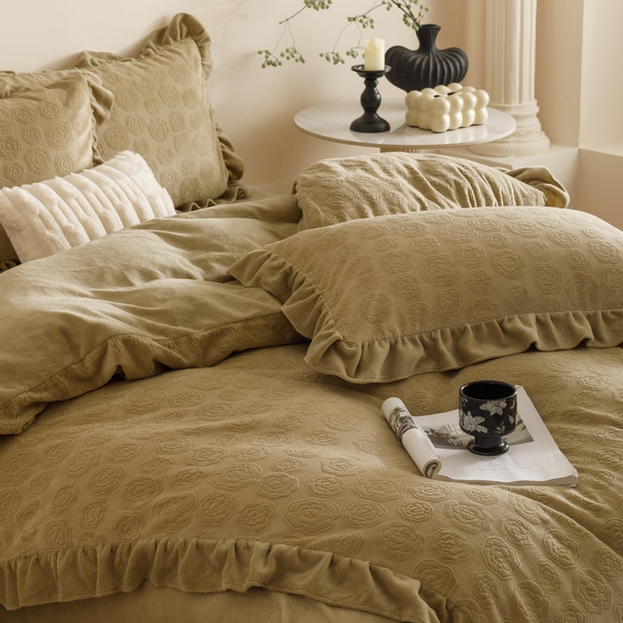 91家纺网 家纺一手货源 找家纺 忆生活家纺 2025秋冬韩版公主风雕花牛奶绒四件套-小香茶花系列 小香茶花-秋绿