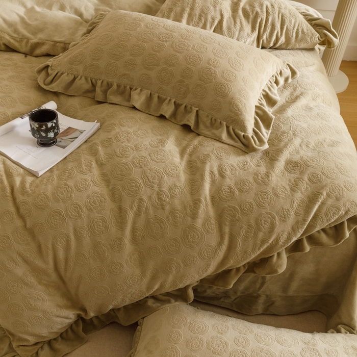 91家纺网 家纺一手货源 找家纺 忆生活家纺 2025秋冬韩版公主风雕花牛奶绒四件套-小香茶花系列 小香茶花-秋绿