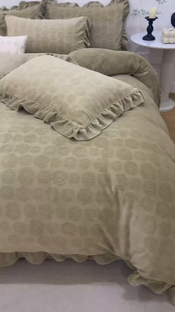 91家纺网 家纺一手货源 找家纺 忆生活家纺 2025秋冬韩版公主风雕花牛奶绒四件套-小香茶花系列 小香茶花-秋绿