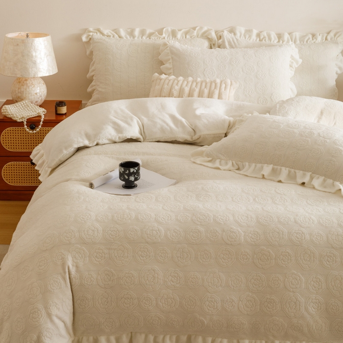 91家纺网 家纺一手货源 找家纺 忆生活家纺 2025秋冬韩版公主风雕花牛奶绒四件套-小香茶花系列 小香茶花-象牙白