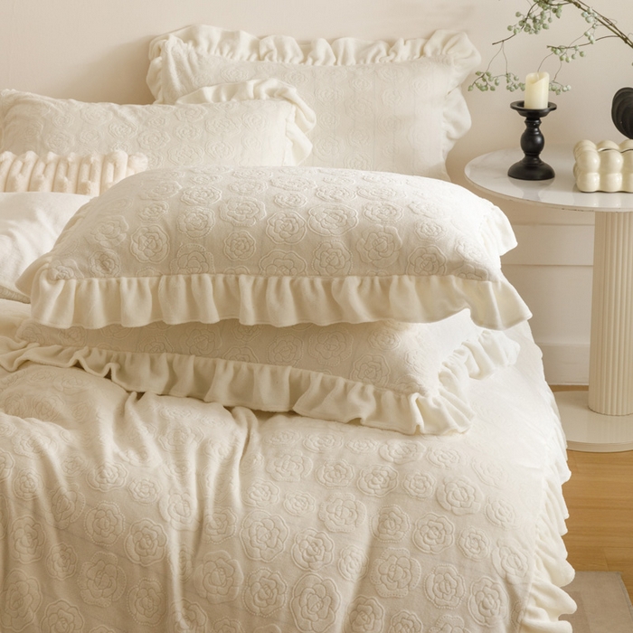 91家纺网 家纺一手货源 找家纺 忆生活家纺 2025秋冬韩版公主风雕花牛奶绒四件套-小香茶花系列 小香茶花-象牙白