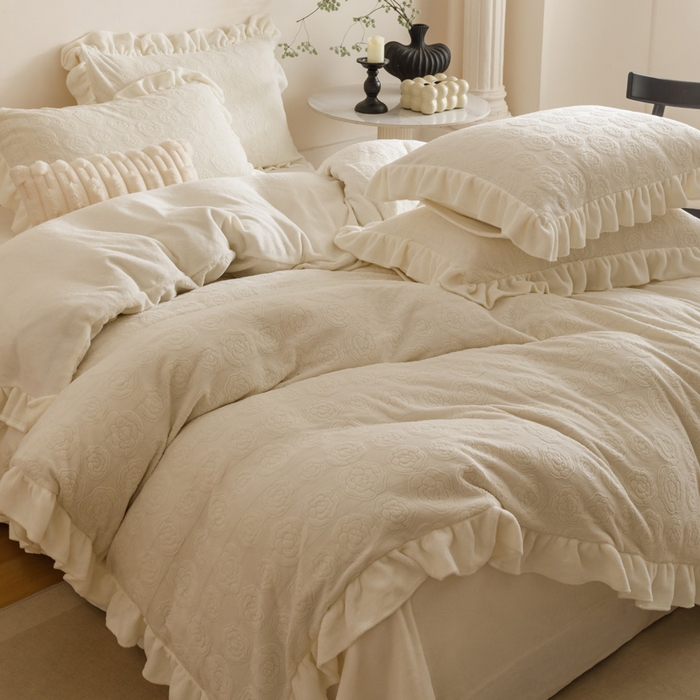 91家纺网 家纺一手货源 找家纺 忆生活家纺 2025秋冬韩版公主风雕花牛奶绒四件套-小香茶花系列 小香茶花-象牙白