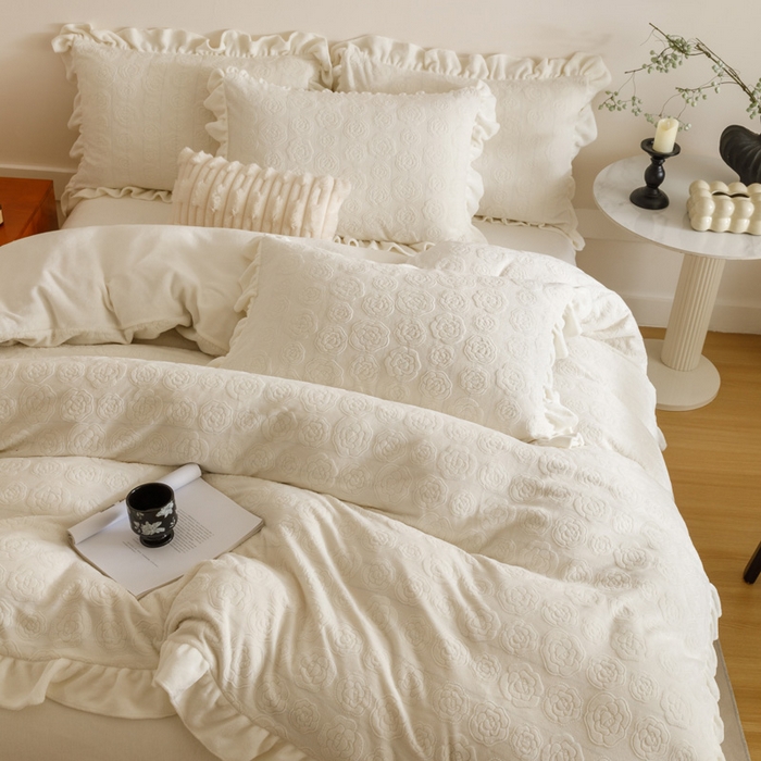 91家纺网 家纺一手货源 找家纺 忆生活家纺 2025秋冬韩版公主风雕花牛奶绒四件套-小香茶花系列 小香茶花-象牙白