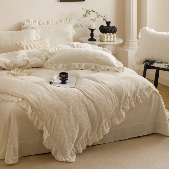 91家纺网 家纺一手货源 找家纺 忆生活家纺 2025秋冬韩版公主风雕花牛奶绒四件套-小香茶花系列 小香茶花-象牙白