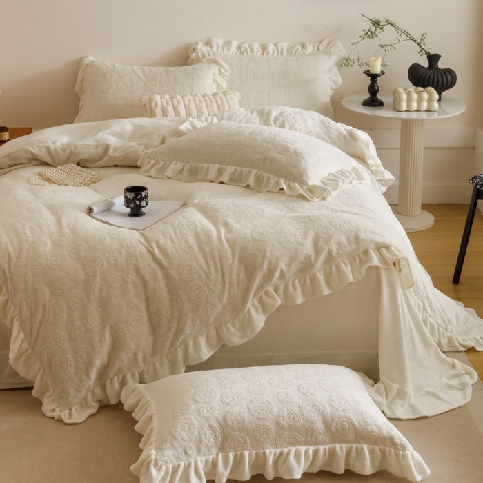 91家纺网 家纺一手货源 找家纺 忆生活家纺 2025秋冬韩版公主风雕花牛奶绒四件套-小香茶花系列 小香茶花-象牙白