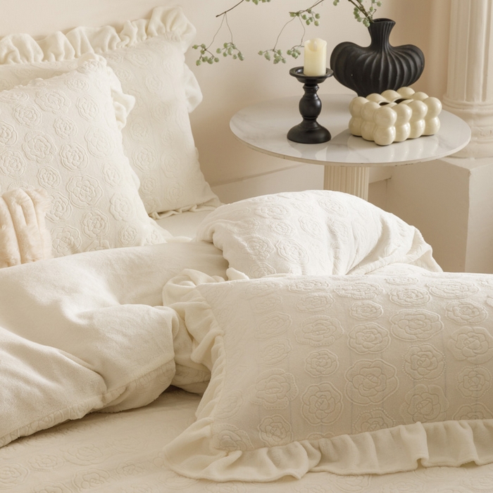 91家纺网 家纺一手货源 找家纺 忆生活家纺 2025秋冬韩版公主风雕花牛奶绒四件套-小香茶花系列 小香茶花-象牙白