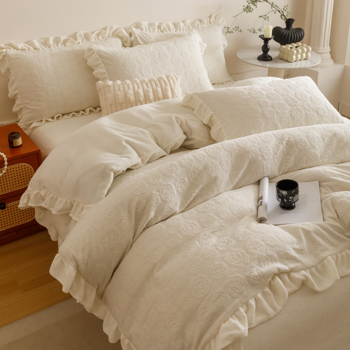 91家纺网 家纺一手货源 找家纺 忆生活家纺 2025秋冬韩版公主风雕花牛奶绒四件套-小香茶花系列 小香茶花-象牙白