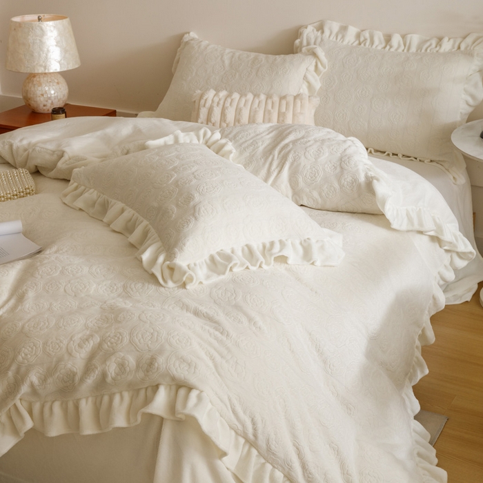 91家纺网 家纺一手货源 找家纺 忆生活家纺 2025秋冬韩版公主风雕花牛奶绒四件套-小香茶花系列 小香茶花-象牙白