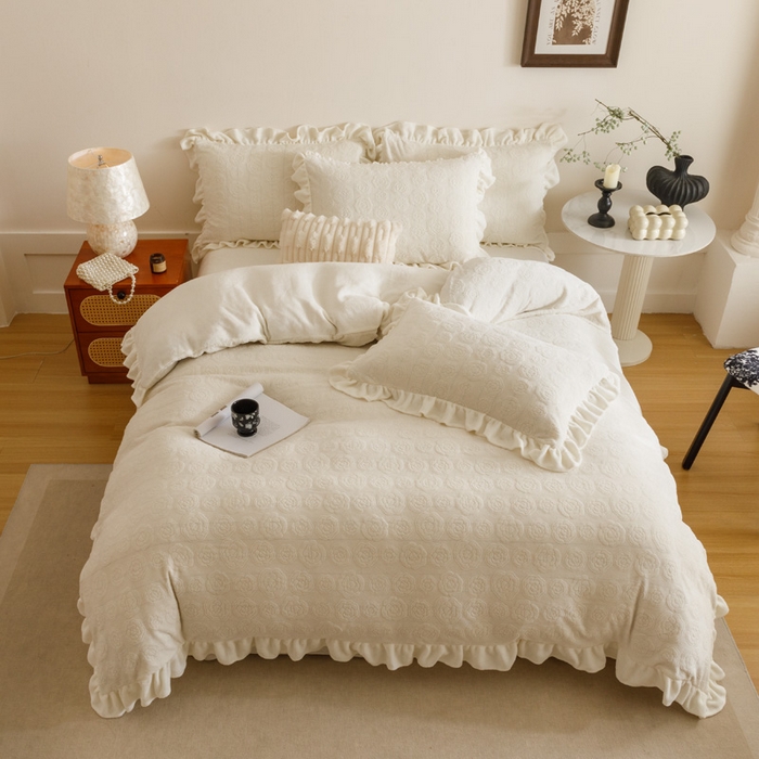 91家纺网 家纺一手货源 找家纺 忆生活家纺 2025秋冬韩版公主风雕花牛奶绒四件套-小香茶花系列 小香茶花-象牙白