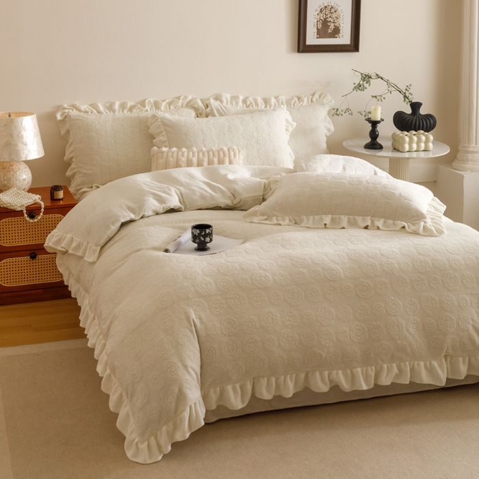 91家纺网 家纺一手货源 找家纺 忆生活家纺 2025秋冬韩版公主风雕花牛奶绒四件套-小香茶花系列 小香茶花-象牙白