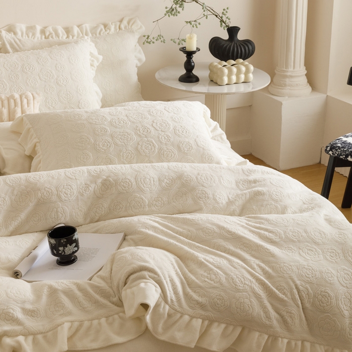 91家纺网 家纺一手货源 找家纺 忆生活家纺 2025秋冬韩版公主风雕花牛奶绒四件套-小香茶花系列 小香茶花-象牙白