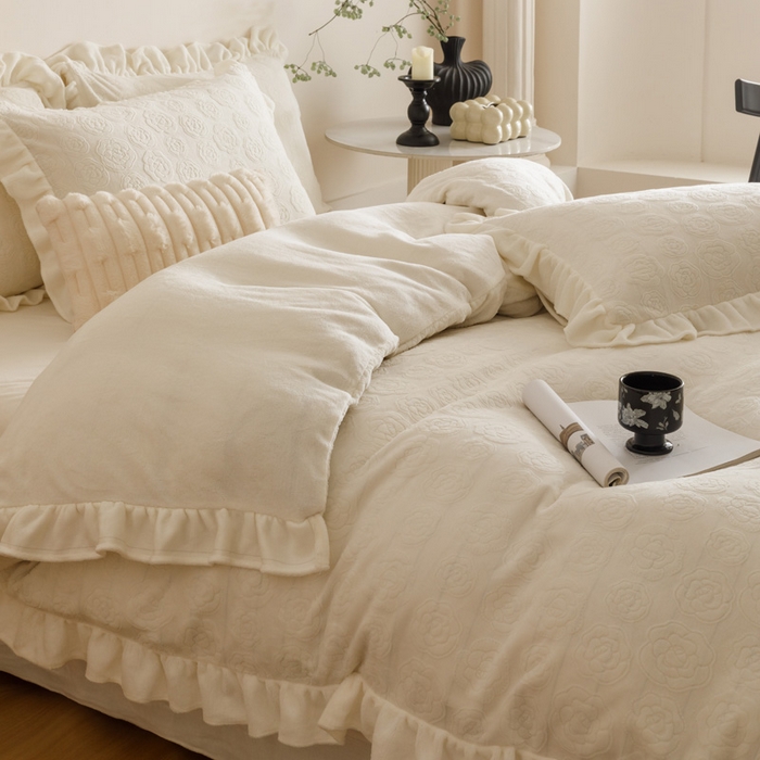 91家纺网 家纺一手货源 找家纺 忆生活家纺 2025秋冬韩版公主风雕花牛奶绒四件套-小香茶花系列 小香茶花-象牙白