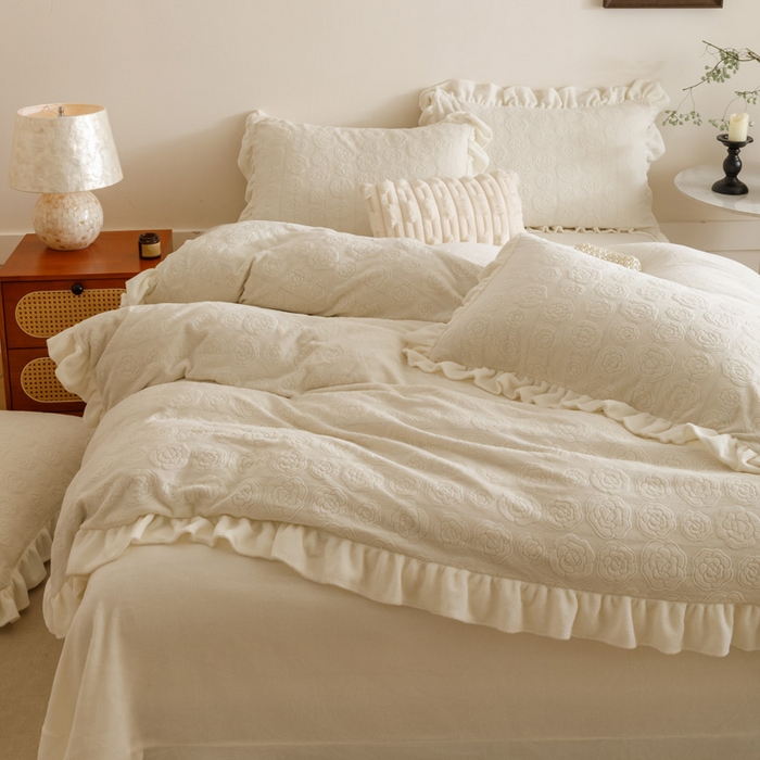 91家纺网 家纺一手货源 找家纺 忆生活家纺 2025秋冬韩版公主风雕花牛奶绒四件套-小香茶花系列 小香茶花-象牙白