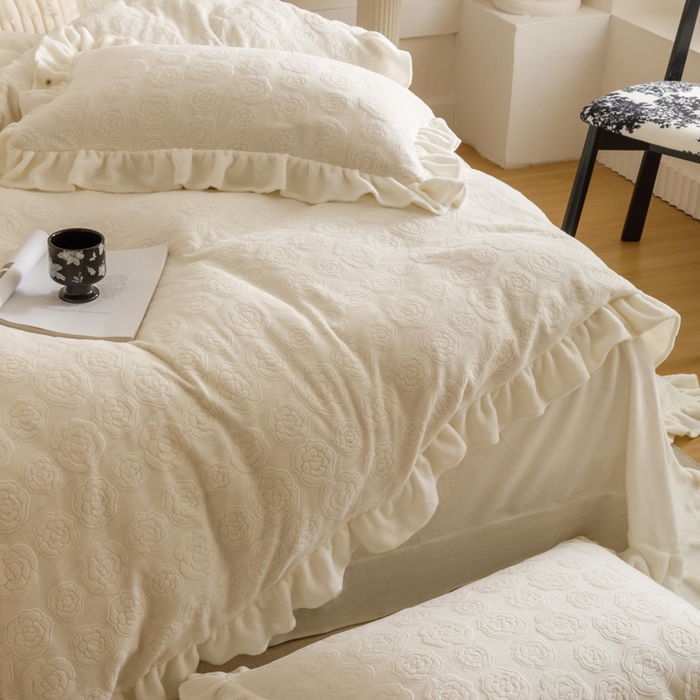 91家纺网 家纺一手货源 找家纺 忆生活家纺 2025秋冬韩版公主风雕花牛奶绒四件套-小香茶花系列 小香茶花-象牙白